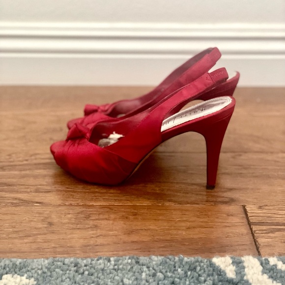 WHITE HOUSE BLACK MARKET ~ RED sling back heels! Woman SIZE 6.5 - Picture 2 of 9